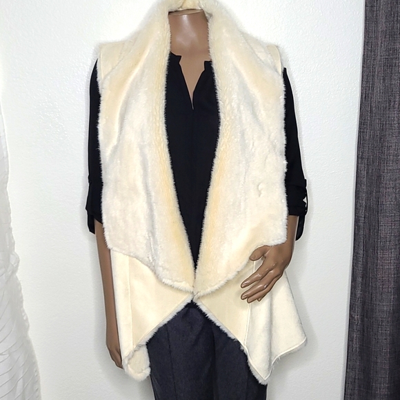 gaby & eden Jackets & Blazers - Faux Fur Vest Size Large  Shearling Creme White Everyday Casual EUC Bohemian